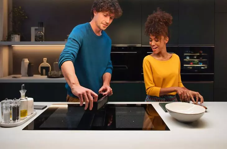 New from Franke: a practical and compact hood built into an induction hob