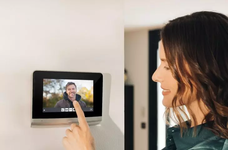 Sezon urlopowy. Jak zwiększyć bezpieczeństwo domu za pomocą rozwiązań smart home?