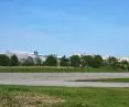 Pas startowy dawnego lotniska, w oddali Małopolskie Centrum Nauki Cogiteon i Osiedle Akademickie