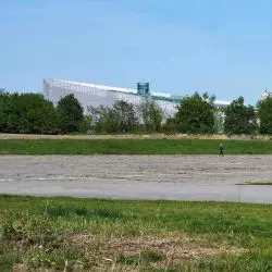 Pas startowy dawnego lotniska, w oddali Małopolskie Centrum Nauki Cogiteon i Osiedle Akademickie