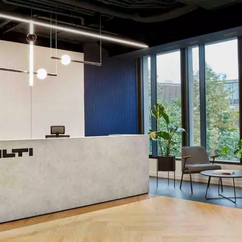 Nowe biuro polskiego oddziału Hilti, zaprojektowane przez AKA Studio, odzwierciedla wartości firmy, takie jak praca zespołowa, zaangażowanie i zrównoważony rozwój.