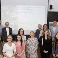 Studenci i studentki architektury krajobrazu z wykładowcami, przedstawicielkami władz Wydziału Architektury PK i władz Dobczyc