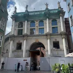 Ogrodzenie szpeci Złotą Bramę od 2021 roku