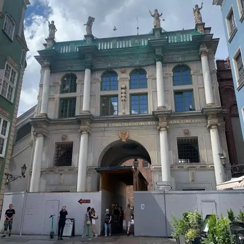 Złota Brama bez szpecącego ogrodzenia i z biletami wstępu na taras. SARP chce ratować zabytek