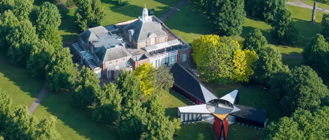 Letni Pawilon Serpentine Gallery zachęca do bliskiego kontaktu z architekturą