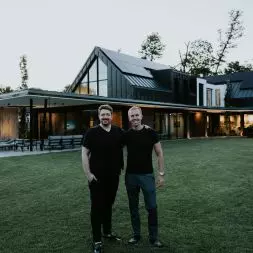 Dawid Piątkowski i architekt Piotr Lipski