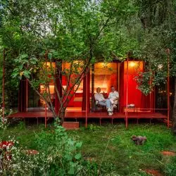 Dom koloru na ogródku działkowym od NOKE Architects