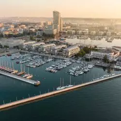 Nova Marina Gdynia. W tle — gdyńskie wieże Sea Towers