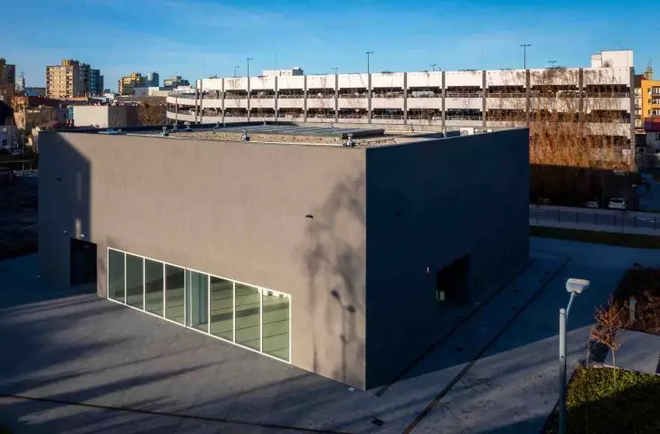 Galeria Rzeczna w Rybniku – white cube w poszarzałym płaszczu