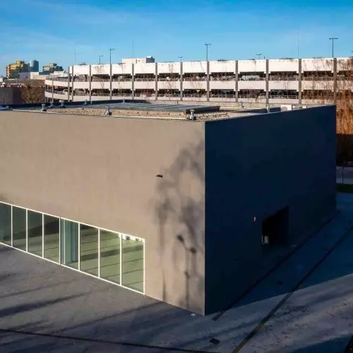 Galeria Rzeczna w Rybniku – white cube w poszarzałym płaszczu