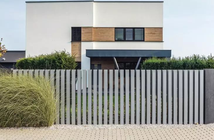 Słupki Arete Vertico jako idealne dopełnienie nowoczesnego ogrodzenia