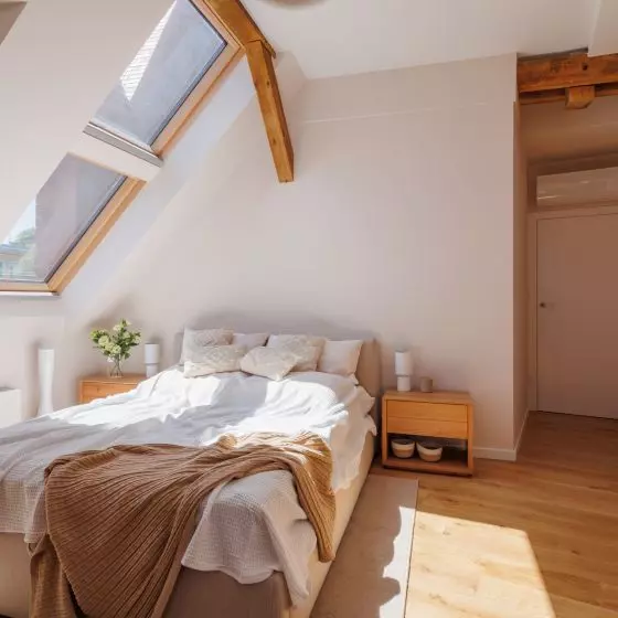 Sypialnia ze skosami projektu studia Decoroom