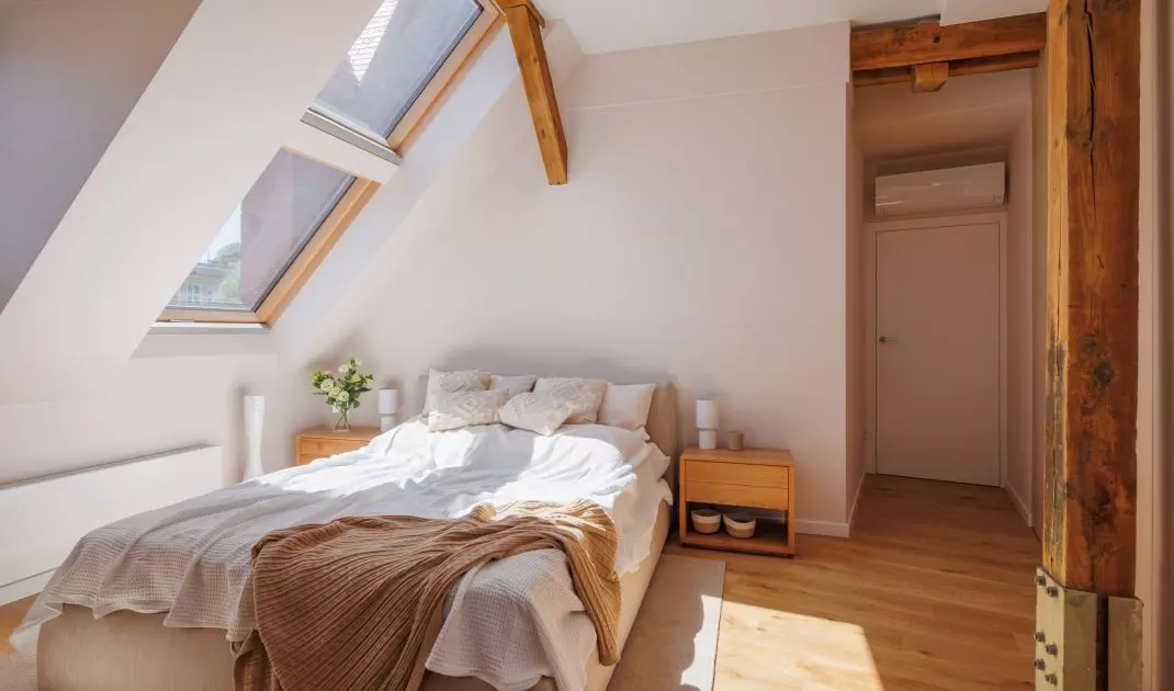 Sypialnia ze skosami projektu studia Decoroom