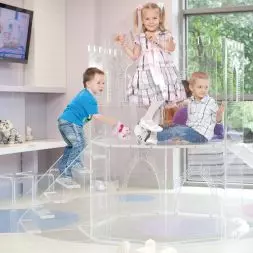 Transparentny piętrowy zamek ze zjeżdżalnią jako plac zabaw w klinice stomatologicznej (cały czas używany, a wyprodukowaliśmy go w 2010 r) to jedna z naszych największych perełek