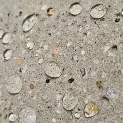 Efekt perlenia wody na betonie