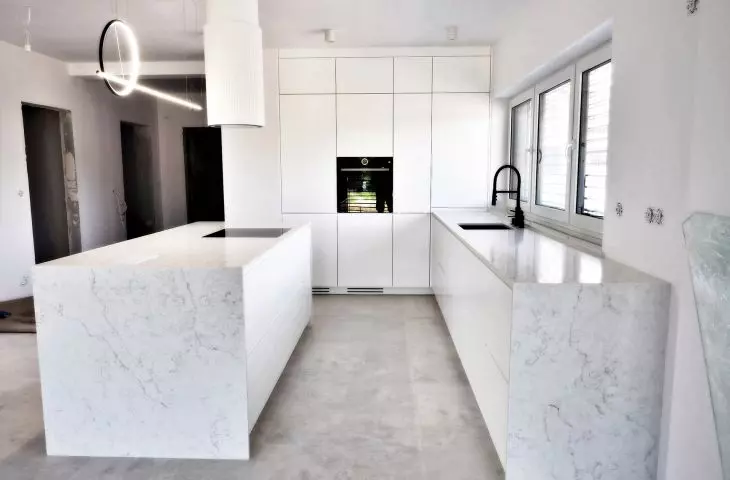 Konglomerat kwarcowy 7200 Aquitaine Blanca, wyk. Stone&Glass – Studio szkła i kamienia, Elit Meble – Fascynujace meble na wymiar