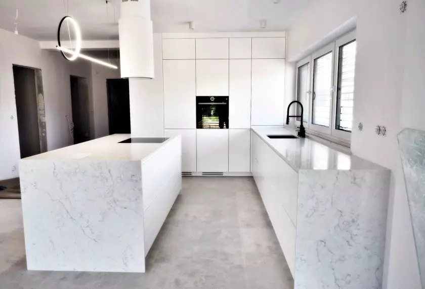 Konglomerat kwarcowy 7200 Aquitaine Blanca, wyk. Stone&Glass – Studio szkła i kamienia, Elit Meble – Fascynujace meble na wymiar