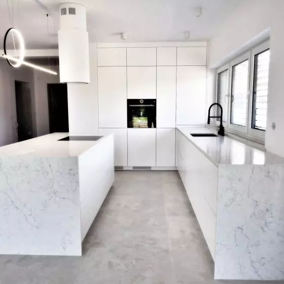 Konglomerat kwarcowy 7200 Aquitaine Blanca, wyk. Stone&Glass – Studio szkła i kamienia, Elit Meble – Fascynujace meble na wymiar