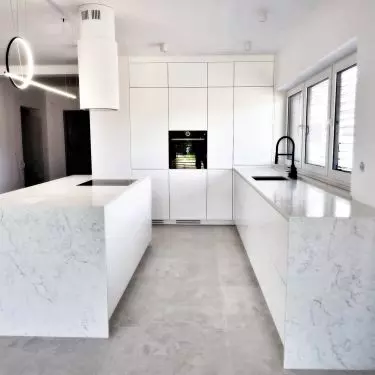 Konglomerat kwarcowy 7200 Aquitaine Blanca, wyk. Stone&Glass – Studio szkła i kamienia, Elit Meble – Fascynujace meble na wymiar