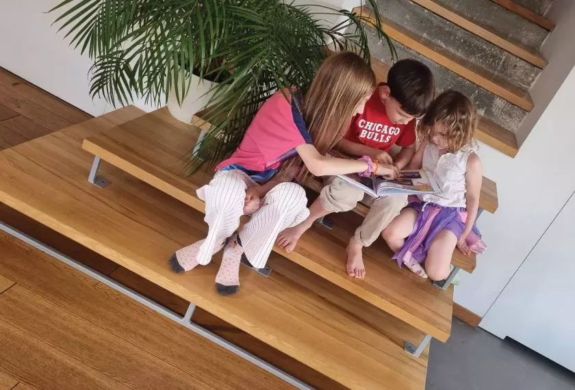 Schody w centrum naszego życia (trepy jesionowe na konstrukcji mieszanej)
