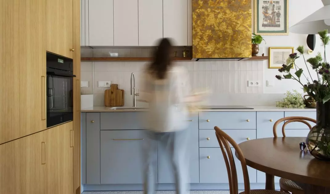 The apartment has an area of 42 m2