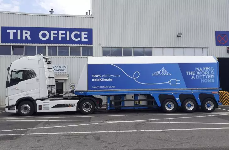 First electric truck in the colors of Saint-Gobain Glass