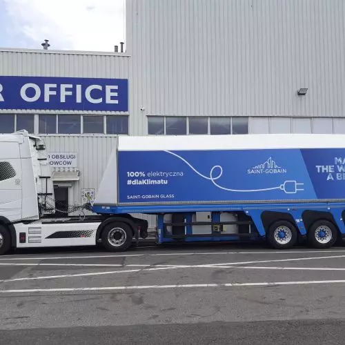 First electric truck in the colors of Saint-Gobain Glass