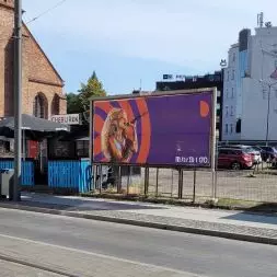przestrzeń przy zabytkowym kościele św. Marcina w ścisłym centrum, nielegalna reklama (nazwa reklamodawcy zamazana przez A&B)