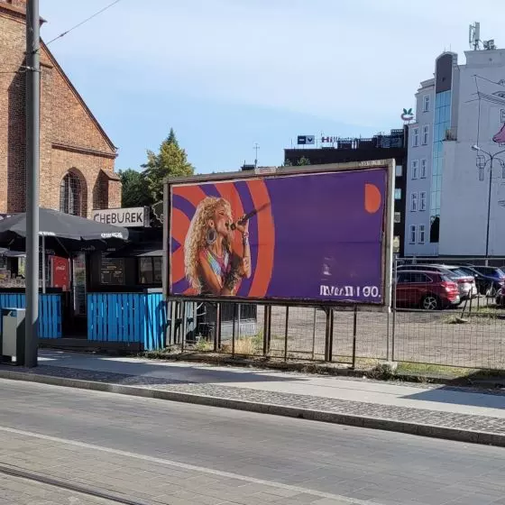 przestrzeń przy zabytkowym kościele św. Marcina w ścisłym centrum, nielegalna reklama (nazwa reklamodawcy zamazana przez A&B)