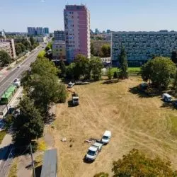 pętla Ogrody na placu Waryńskiego w Poznaniu, stan sprzed trwającego przeobrażenia w ogólnodostępny skwer, widok od zachodu