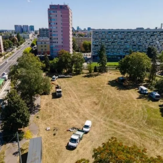 pętla Ogrody na placu Waryńskiego w Poznaniu, stan sprzed trwającego przeobrażenia w ogólnodostępny skwer, widok od zachodu