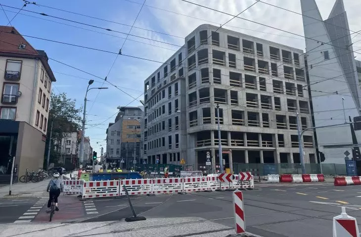 Budynek Wrobis-u we Wrocławiu obrósł betonem
