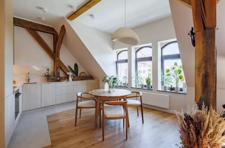 Czy kuchnia na poddaszu moze być funkcjonalna? Projekt Decoroom udowadnia, że tak!