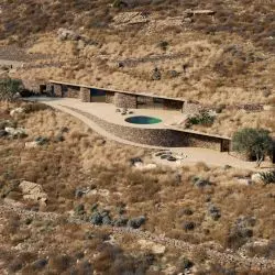 Willa Rhoēs na wyspie Serifos zaprojektowana przez Sinas Architects - widok z lotu