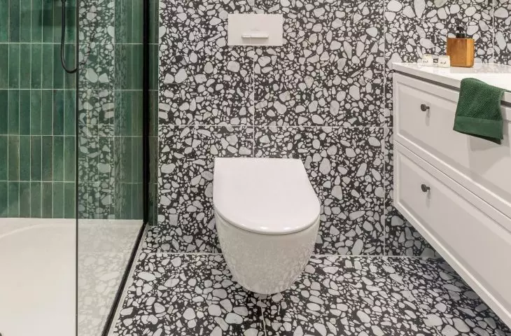 Wzorzyste płytki na dwa sposoby. Łazienki projektu Weroniki Budzichowskiej z To Be Design