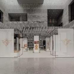 Hall główny Muzeum Historii Polski — sufit akustyczny Rockfon Mono Acoustic
