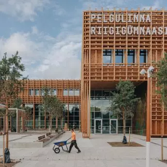 Drewniana elewacja szkoły odzwierciedla symbiozę nowoczesnej architektury z naturalnym otoczeniem lasu Merimetsa