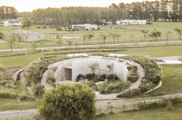 Self-sufficient house in Buenos Aires, or architectural and emotional 