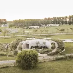Budynek harmonijnie łączy brutalistyczne formy z organicznymi kształtami