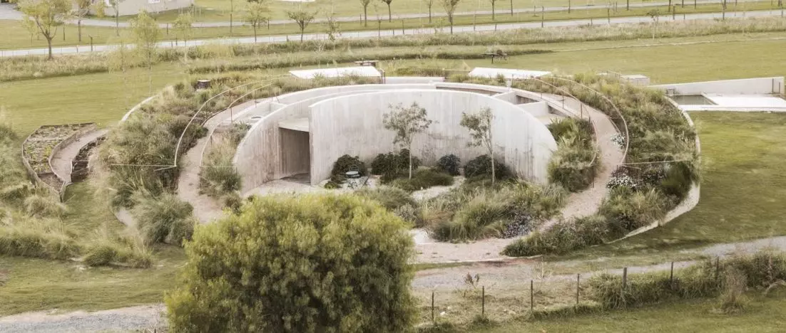 Self-sufficient house in Buenos Aires, or architectural and emotional 