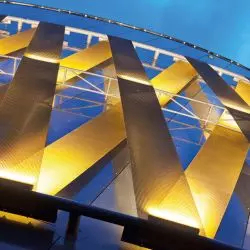 Efekt złotej wstęgi CENTRUM HANDLOWE w SOLINGEN — napinana elewacja metalowa z siatki plecionej SATURN
