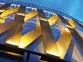 Efekt złotej wstęgi CENTRUM HANDLOWE w SOLINGEN — napinana elewacja metalowa z siatki plecionej SATURN