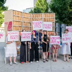 studenci Wydziału Architektury Politechniki Warszawskiej przed swoją instalacją