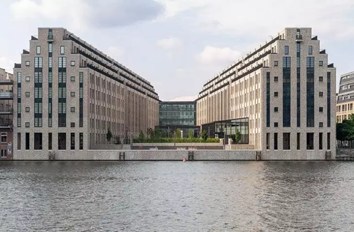 Industrialna lekkość bytu na(d)brzeża Sprewy – kompleks biurowy Cuvry Campus w Berlinie