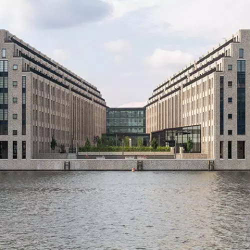 Industrialna lekkość bytu na(d)brzeża Sprewy – kompleks biurowy Cuvry Campus w Berlinie
