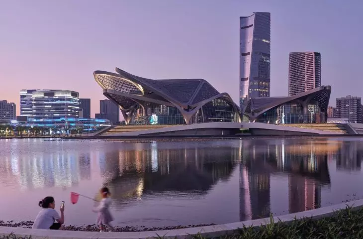 Symbolika lotu zatopiona w bryle. Biomimetyzm architektury Miejskiego Centrum Sztuki Zhuhai