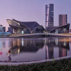 Centrum Sztuki w Zhuhai to innowacyjny kompleks kulturalny i edukacyjny, położony w jednym z najszybciej rozwijających się regionów świata.
