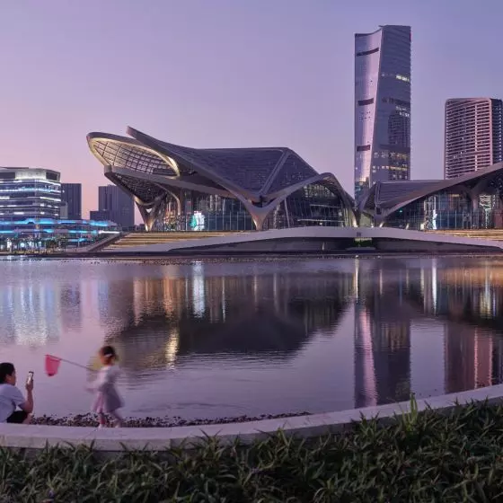 Centrum Sztuki w Zhuhai to innowacyjny kompleks kulturalny i edukacyjny, położony w jednym z najszybciej rozwijających się regionów świata.