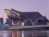 Symbolika lotu zatopiona w bryle. Biomimetyzm architektury Miejskiego Centrum Sztuki Zhuhai