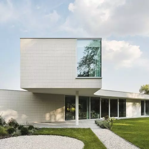 SWOOSH house—modernistic case study near Warsaw